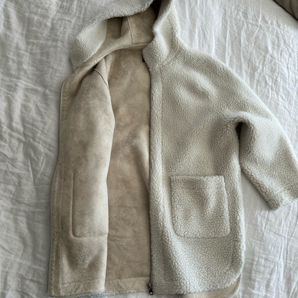 Size M white winter coat. Outside is Sherpa and inside is suede. Hood and zipper - Picture 3 of 7